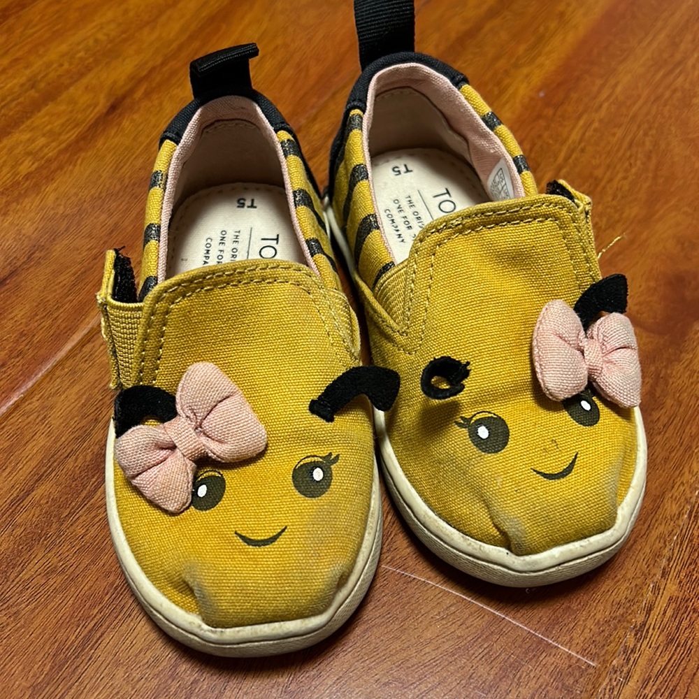 Toms Bee Themed Girls Size 5 Shoes.